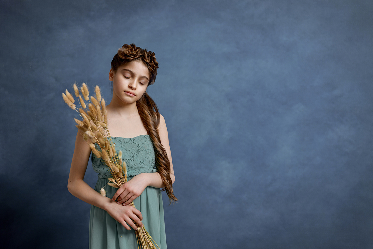 Fotografia Fine Art raffigurante una bambina con in mano dei fiori secchi. Scatto realizzato da Ferruccio Munzittu