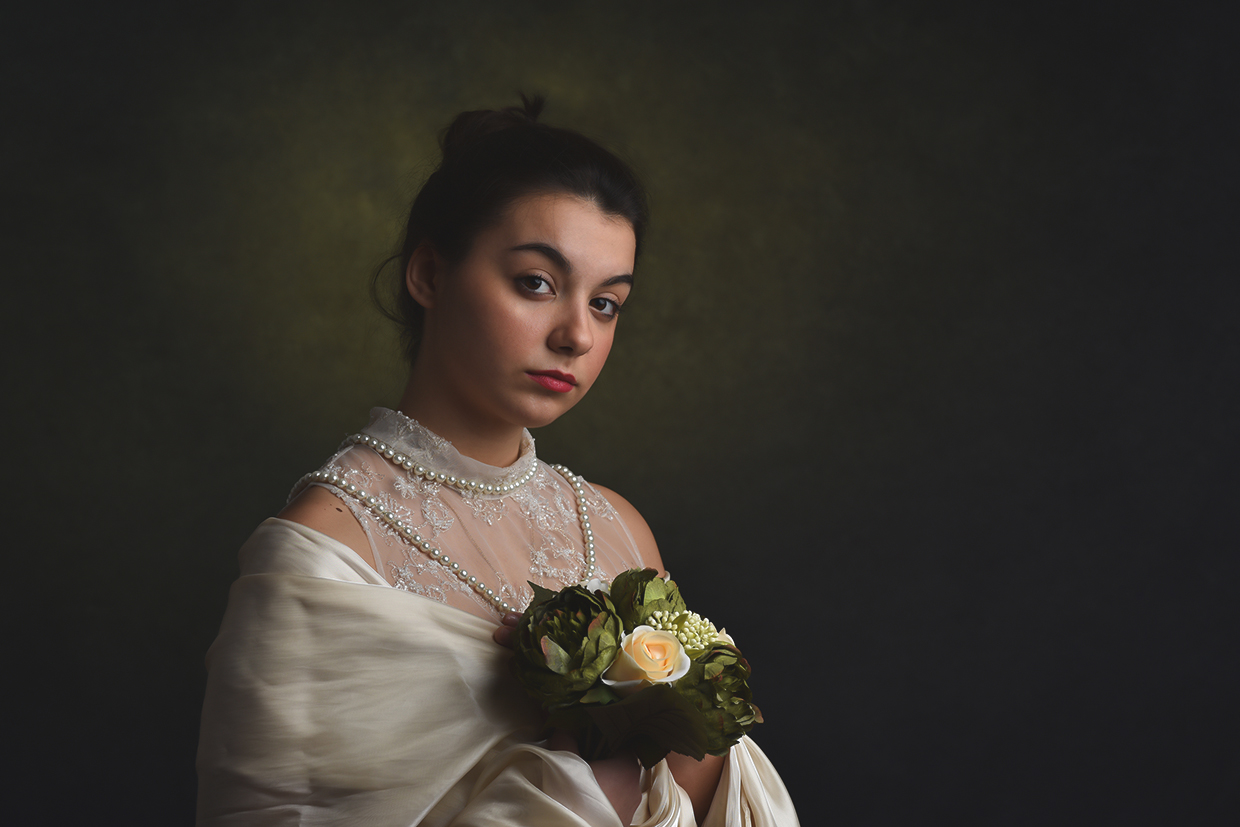 Fotografia Fine Art raffigurante una ragazza con abito da sposa e bouquet in amno. Scatto realizzato da Ferruccio Munzittu