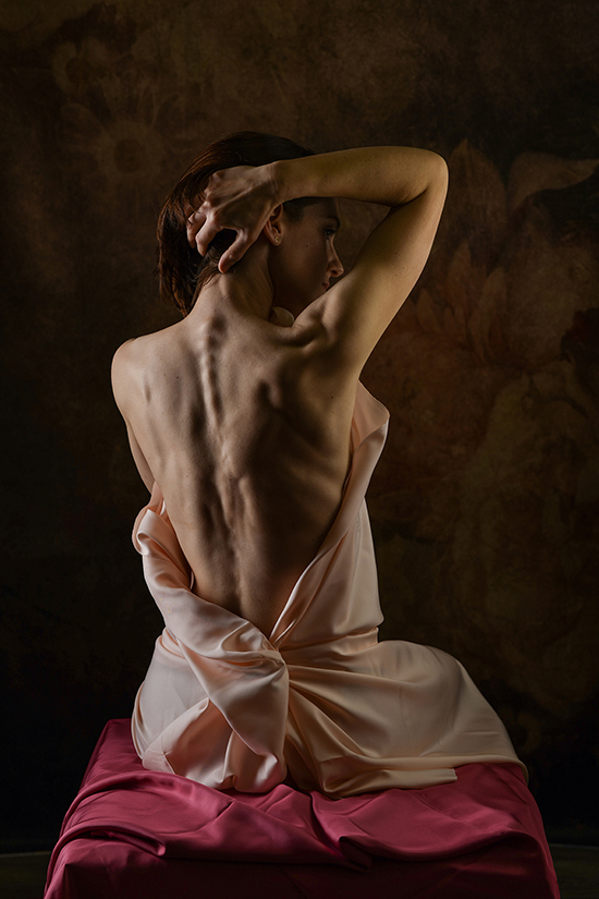 Fotografia Fine Art di donna di spalle con schiena scoperta. Scatto realizzato in studio da Ferruccio Munzittu