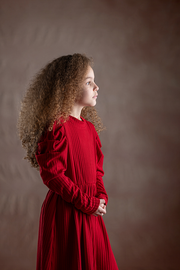 Fotografia Fine Art di bambina con vestito rosso. Scatto realizzato in studio da Ferruccio Munzittu