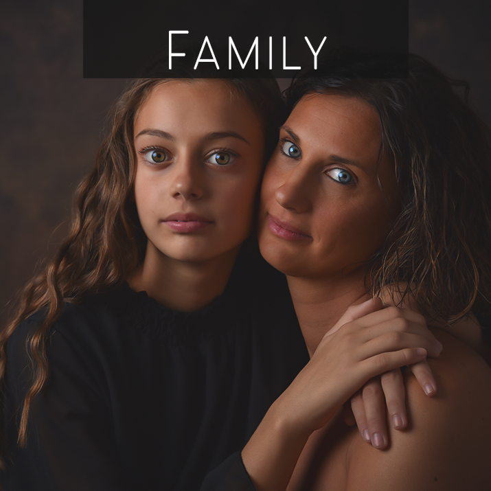 Foto di due donne, madre e figlia, realizzata in studio da Ferruccio Munzittu