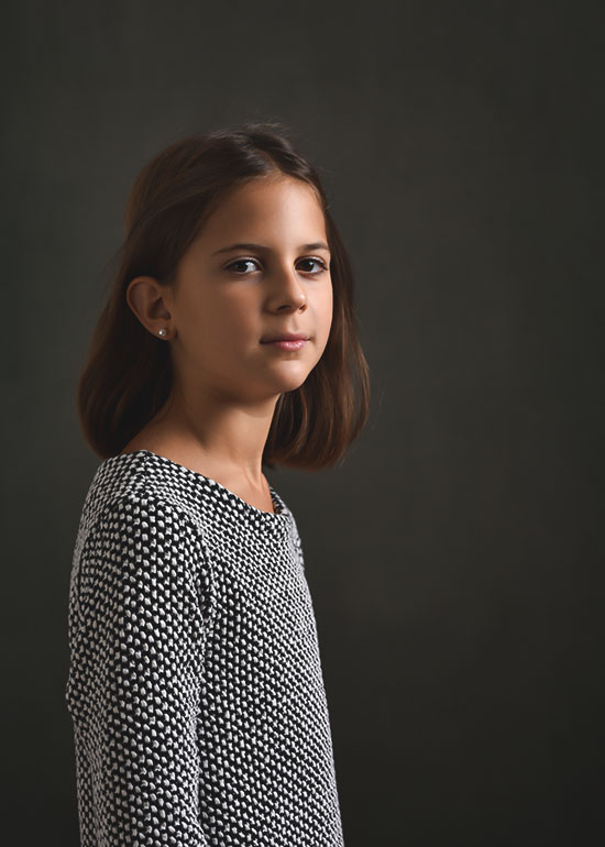 Immagine di profilo di una bambina, scattata in studio da Ferruccio Munzittu