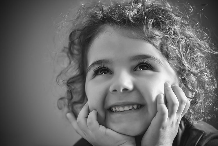Immagine primissimo piano in bianco e nero di una bambina, foto di Ferruccio Munzittu