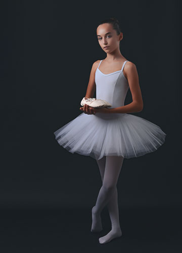 Immagine di un ballerina con le scarpette in mano, foto scattata in studio da Ferruccio Munzittu