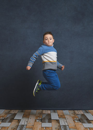 Foto di un bambino che salta, ripresa in studio da Ferruccio Munzittu