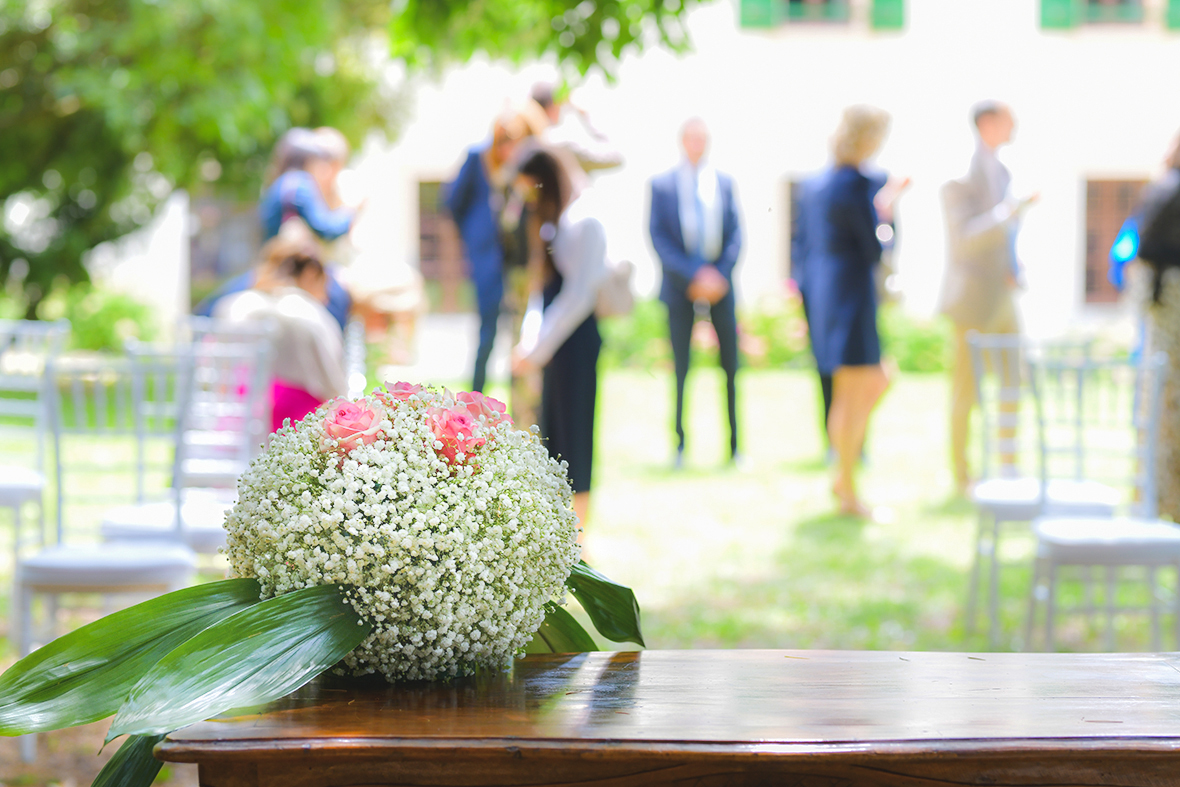 Immagine di una composizione floreale e, nello sfondo, gli ospiti del matrimonio, foto di Ferruccio Munzittu Immagine di una composizione floreale e, nello sfondo, gli ospiti del matrimonio, foto di Ferruccio Munzittu