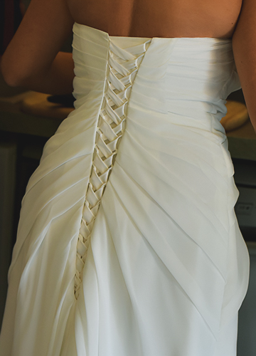 Immagine di un dettaglio dell'abito della sposa, foto scattata in studio da Ferruccio Munzittu