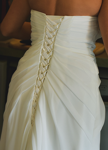 Immagine di un dettaglio dell'abito della sposa, foto scattata in studio da Ferruccio Munzittu Immagine di un dettaglio dell'abito della sposa, foto scattata in studio da Ferruccio Munzittu