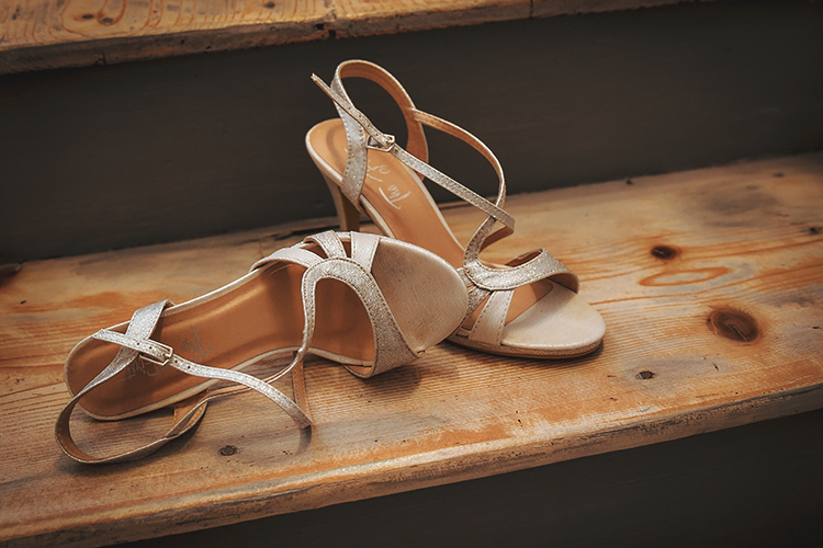 Immagine delle scarpe della sposa, foto di Ferruccio Munzittu