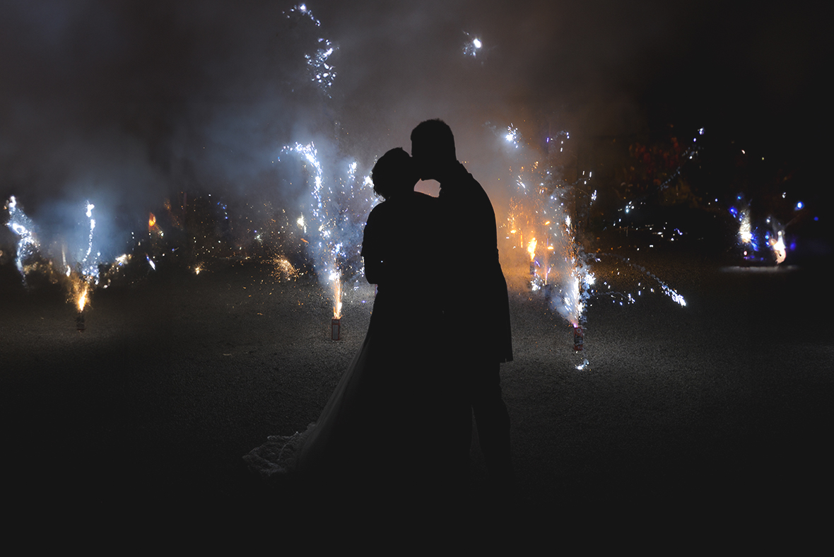 Immagine dei due novelli sposi che si baciano in mezzo ai fuochi d'artificio, foto di Ferruccio Munzittu Immagine dei due novelli sposi che si baciano in mezzo ai fuochi d'artificio, foto di Ferruccio Munzittu
