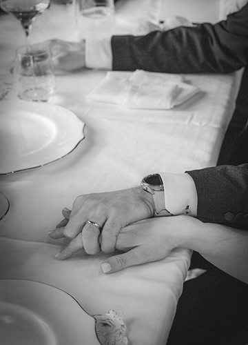 Immagine dei novelli sposi che si tengono la mano, foto scattata da Ferruccio Munzittu