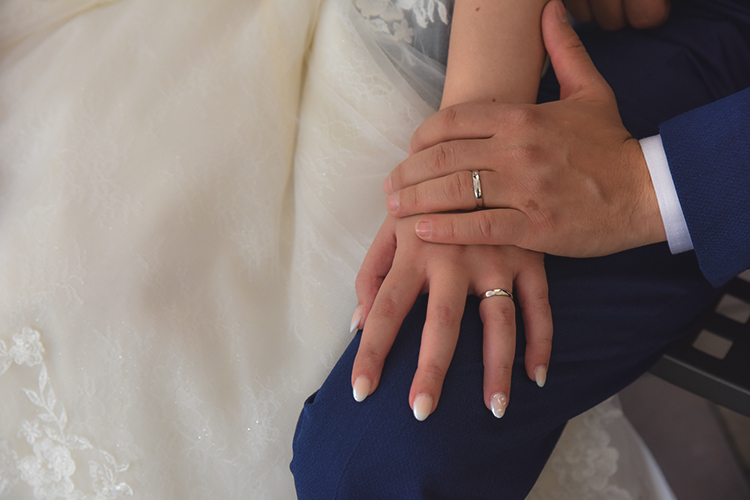 Immagine dei novelli sposi che si tengono la mano, foto scattata da Ferruccio Munzittu