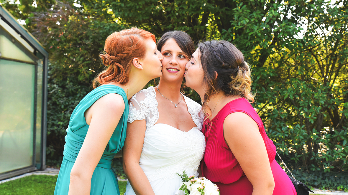 Immagine della sposina e delle amiche, foto di Ferruccio Munzittu Immagine della sposina e delle amiche, foto di Ferruccio Munzittu