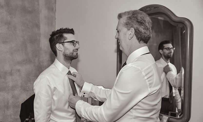 Immagine del papà che sistema la cravata al futuro sposo, foto di Ferruccio Munzittu Immagine del papà che sistema la cravata al futuro sposo, foto di Ferruccio Munzittu