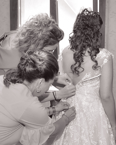 Immagine della mamma che sistema il vestito alla futura sposa, foto scattata da Ferruccio Munzittu Immagine della mamma che sistema il vestito alla futura sposa, foto scattata in studio da Ferruccio Munzittu