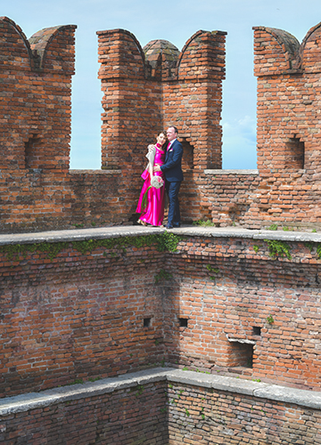 Immagine dei neo sposi tra le mura di un castello, foto scattata da Ferruccio Munzittu