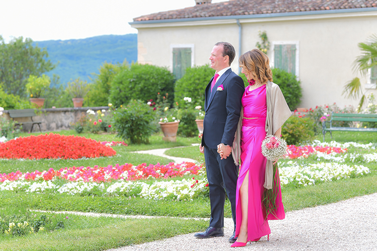 Immagine dei neo sposi a passeggio nel giardino di una villa, foto di Ferruccio Munzittu