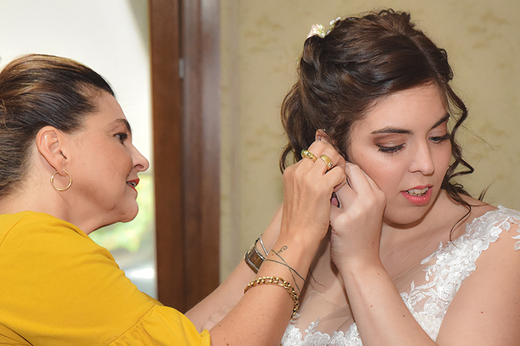 Immagine della mamma che aiuta la futura sposa, foto di Ferruccio Munzittu Immagine della mamma che aiuta la futura sposa, foto di Ferruccio Munzittu