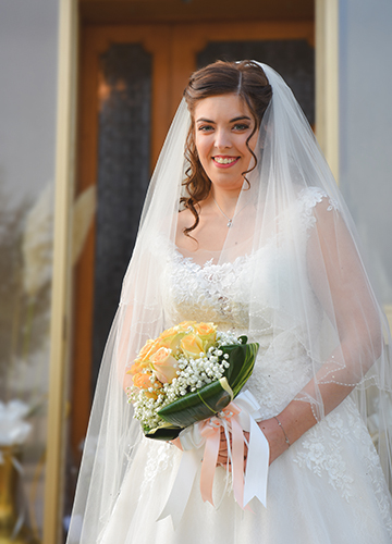 Foto della futura sposa con il bouquet, foto scattata da Ferruccio Munzittu
