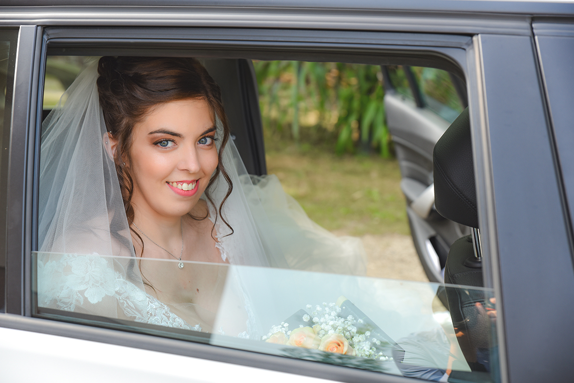 Immagine della futura sposa all'interno di un auto, foto di Ferruccio Munzittu