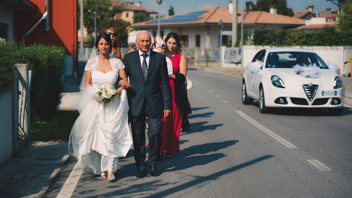 Immagine della futura sposa che, a piedi, si reca in chiesa, foto di Ferruccio Munzittu