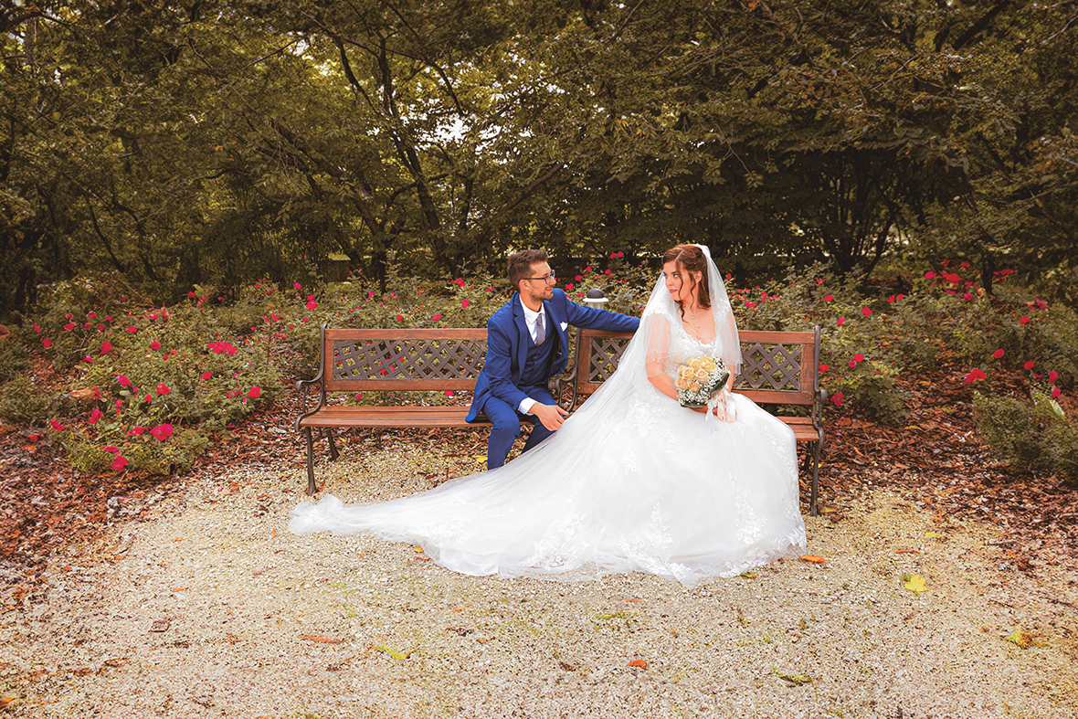 Immagine di due neo sposi seduti in un giardino che si guardano, foto di Ferruccio Munzittu