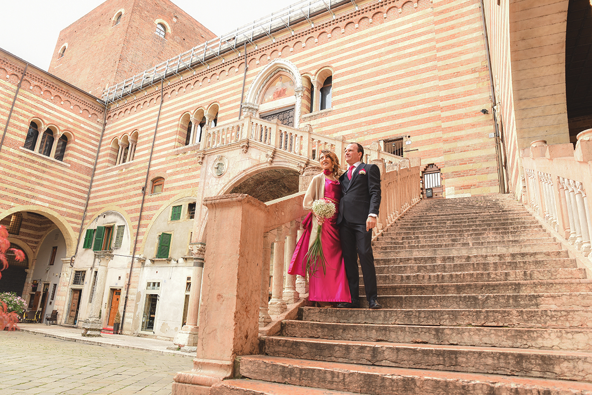 Immagine di due sposi nei gradini di un palazzo d'epoca, foto di Ferruccio Munzittu