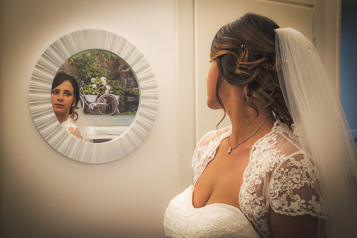 Immagine di una sposa che si guarda allo specchio, foto di Ferruccio Munzittu