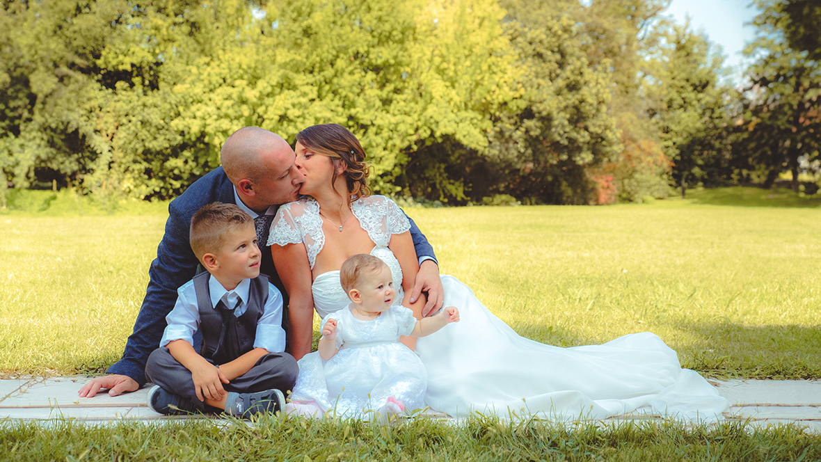 Immagine di due sposi seduti su un prato con i loro figli, foto di Ferruccio Munzittu Immagine di due sposi seduti su un prato con i loro figli, foto di Ferruccio Munzittu