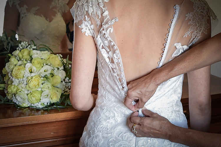 Particolare del vestito della sposa con i bottoni dietro, foto di Ferruccio Munzittu Particolare del vestito della sposa con i bottoni dietro, foto di Ferruccio Munzittu