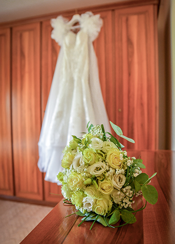 Bouquet con abito della sposa appeso, foto scattata da Ferruccio Munzittu Bouquet con abito della sposa appeso, foto scattata da Ferruccio Munzittu