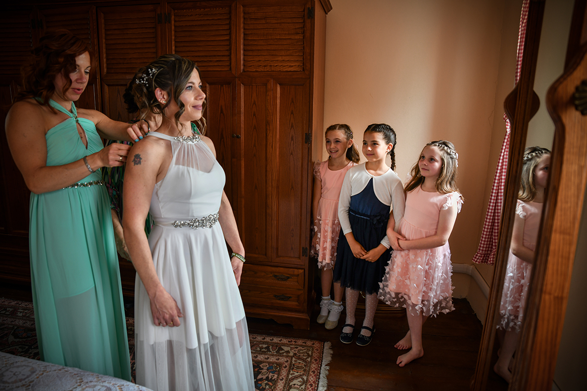 Tre bambine che ammirano la sposa, foto di Ferruccio Munzittu Tre bambine che ammirano la sposa, foto di Ferruccio Munzittu