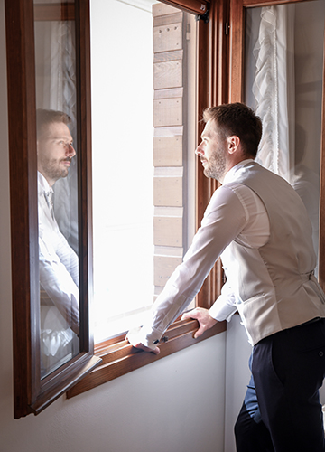 Lo sposo che guarda fuori dalla finestra, foto di Ferruccio Munzittu Lo sposo che guarda fuori dalla finestra, foto di Ferruccio Munzittu