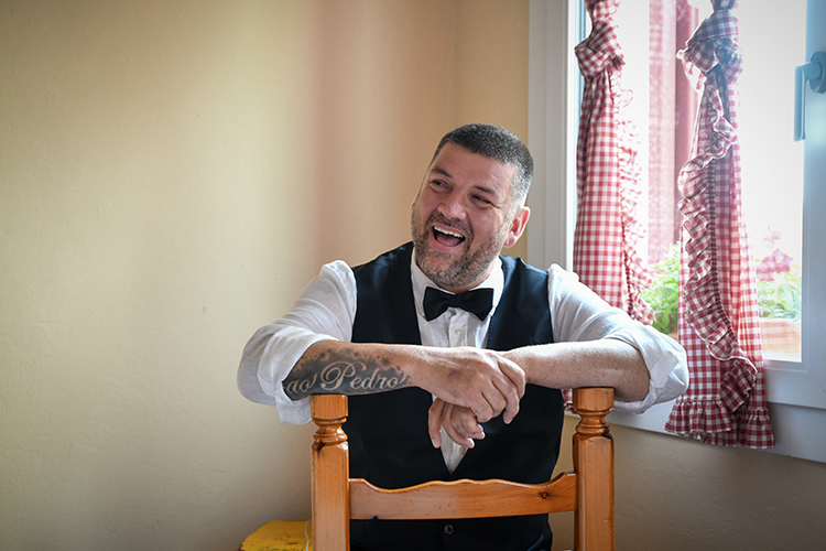 Uno sposo che sorride di gioia, foto scattata da Ferruccio Munzittu Uno sposo che sorride di gioia, foto scattata da Ferruccio Munzittu