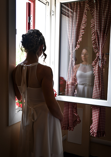 foto di una sposa riflessa nel vetro della finestra, foto scatatta da Ferruccio Munzittu foto di una sposa riflessa nel vetro della finestra, foto scatatta da Ferruccio Munzittu