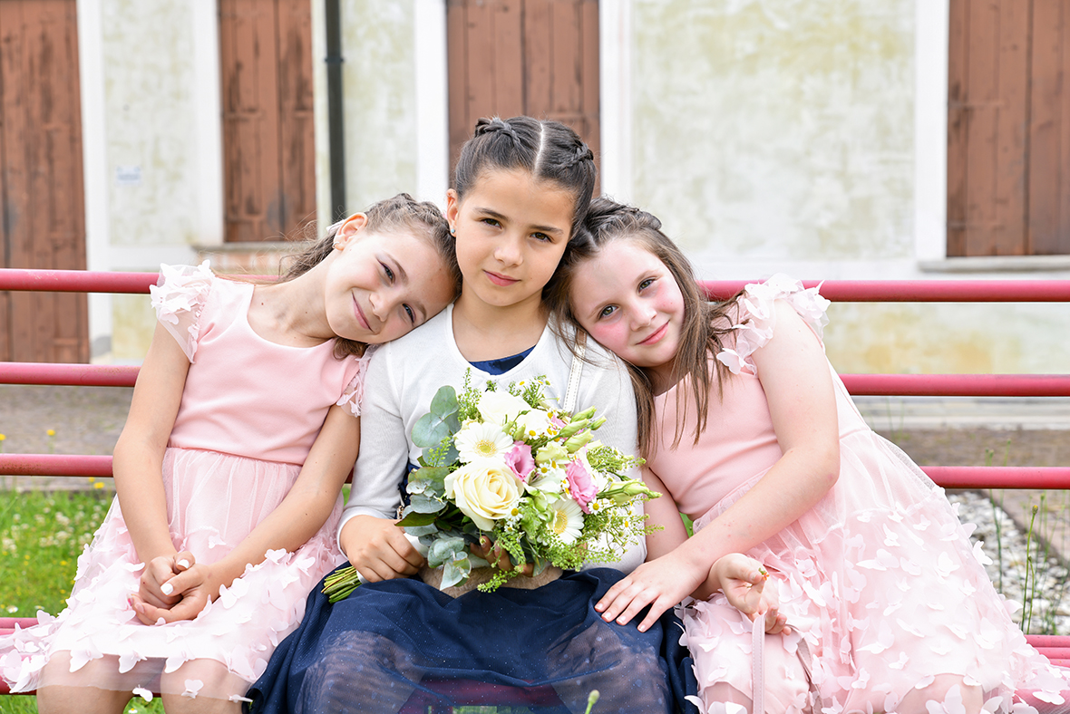 tre bambine con un bouquet, foto di Ferruccio Munzittu tre bambine con un bouquet, foto di Ferruccio Munzittu