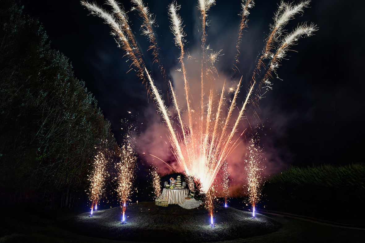Immagine dei due novelli sposi in mezzo ai fuochi d'artificio, foto di Ferruccio Munzittu Immagine dei due novelli in mezzo ai fuochi d'artificio, foto di Ferruccio Munzittu