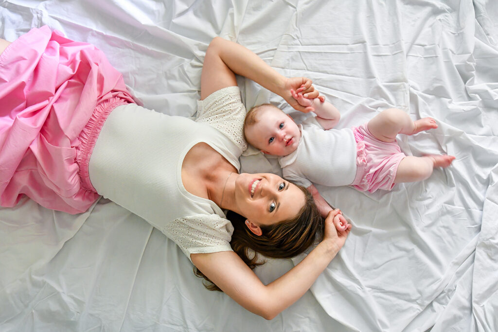 Momento di interazione e sorrisi naturali durante una sessione fotografica di famiglia