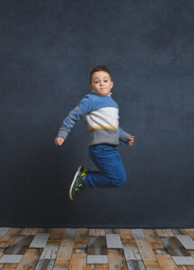 Momento di gioco e sorrisi spontanei durante un servizio fotografico per bambini in studio