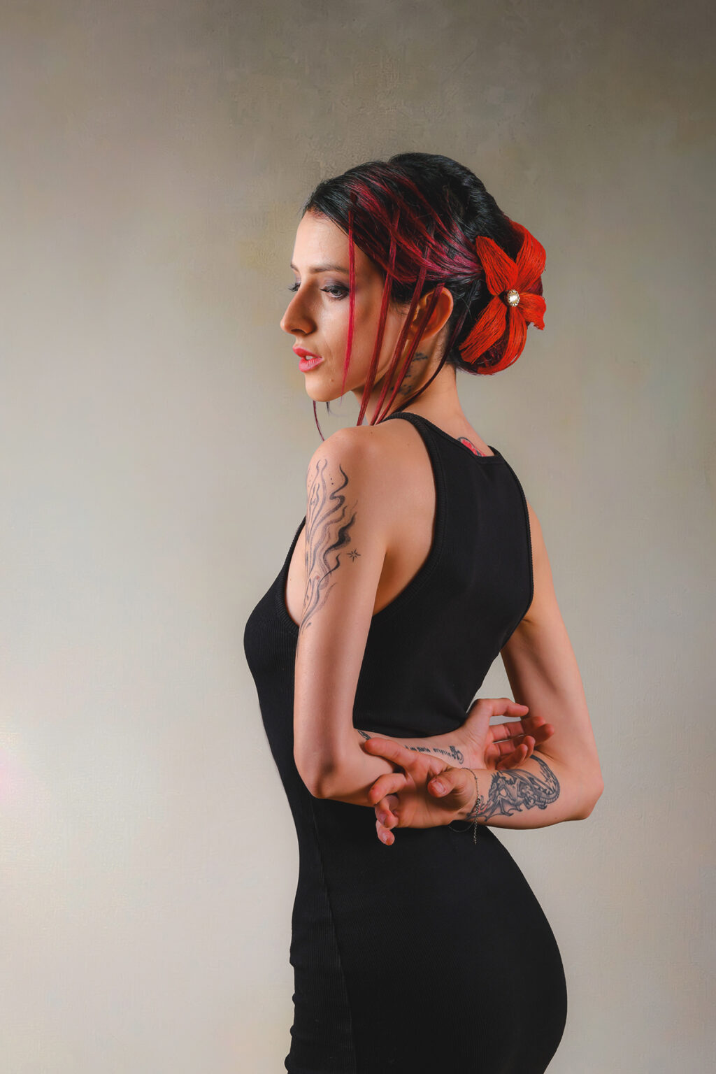 Fotografia di ritratto fine art donna, celebrazione dell'eleganza e della bellezza autentica