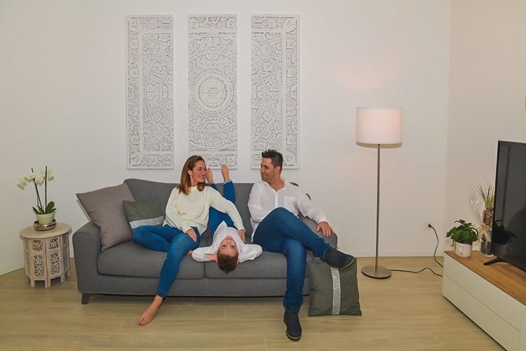 Momento di interazione e sorrisi naturali durante una sessione fotografica di famiglia