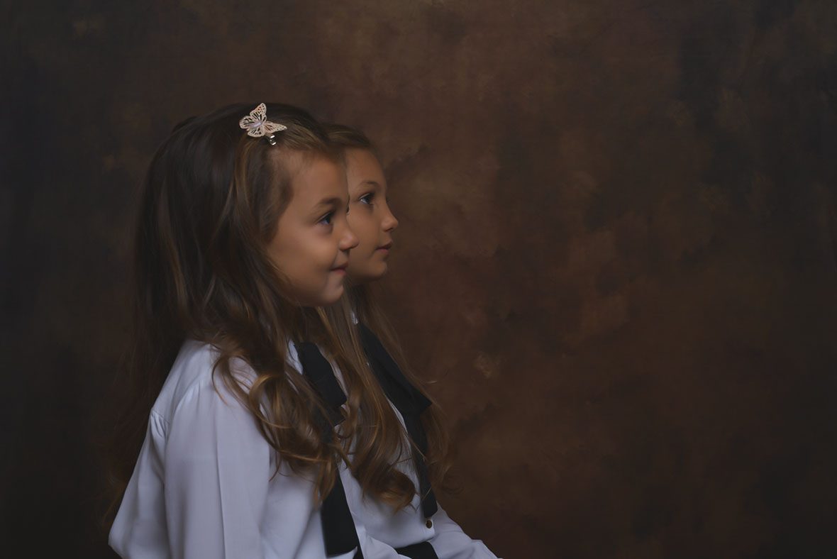 Ritratti di fratelli e sorelle in studio, fotografia di famiglia autentica a Treviso
