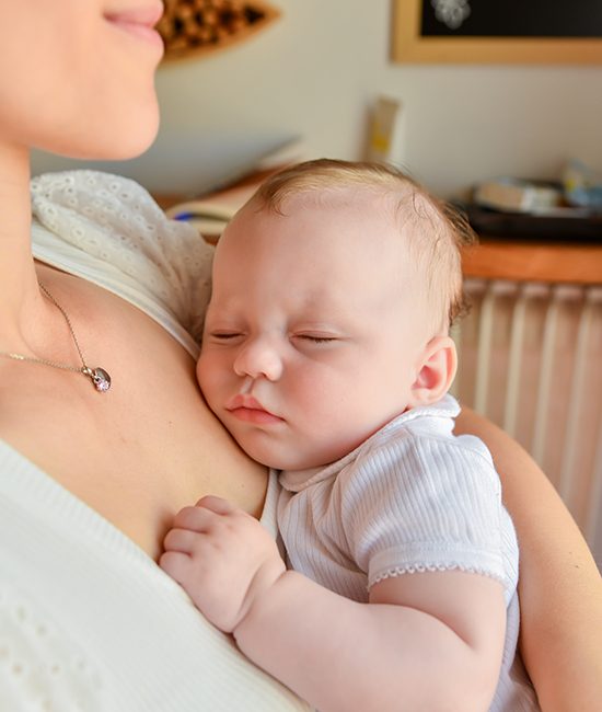 Momento di interazione e sorrisi naturali durante una sessione fotografica di famiglia