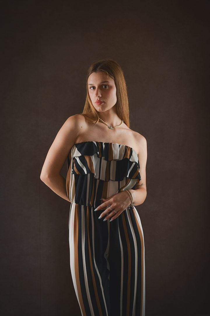 Fotografia di ritratto fine art donna, celebrazione dell'eleganza e della bellezza autentica