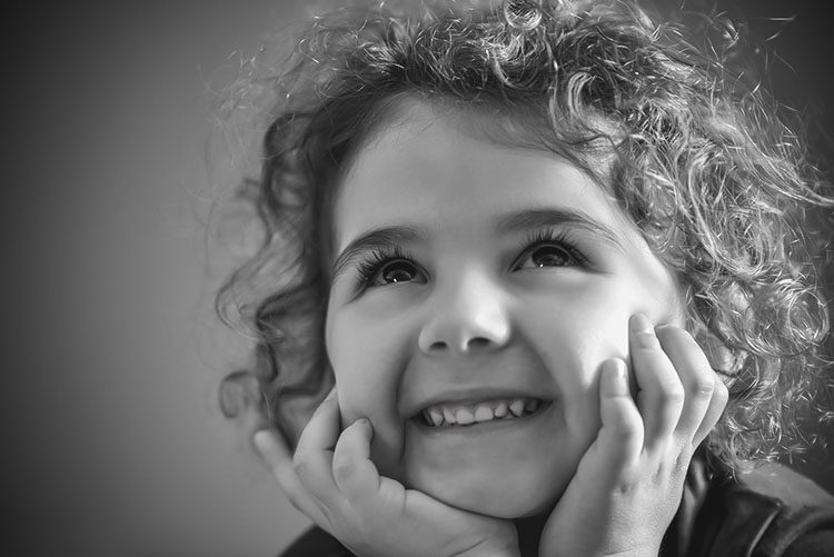 Momento di gioco e sorrisi spontanei durante un servizio fotografico per bambini