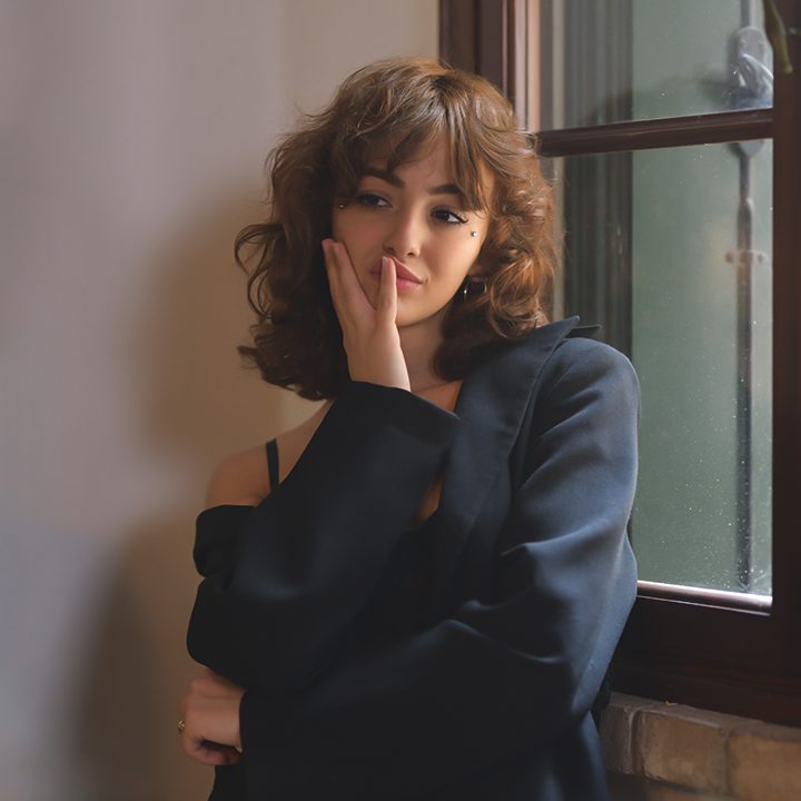 Ritratto contemporaneo femminile in studio, ricerca della luce e della forma – Ferruccio Munzittu