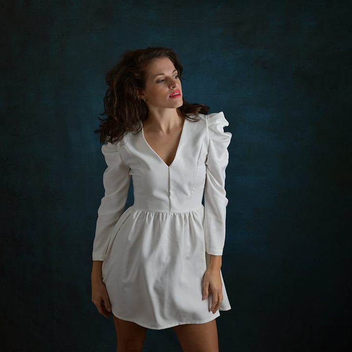 Fotografia di ritratto fine art donna, celebrazione dell'eleganza e della bellezza autentica