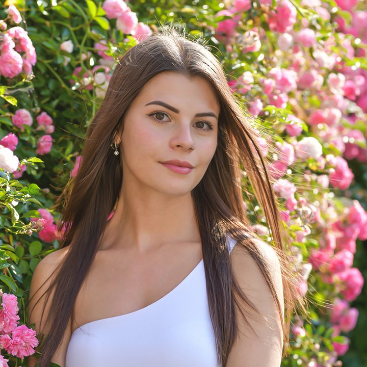 Fotografia di ritratto di donna, celebrazione dell'eleganza e della bellezza autentica