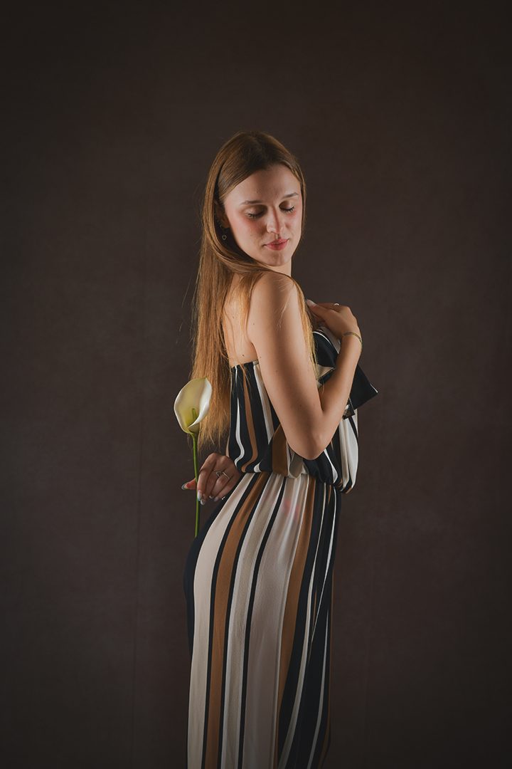 Fotografia di ritratto fine art donna, celebrazione dell'eleganza e della bellezza autentica